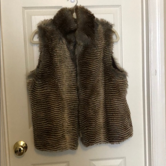 Sleeveless faux fur vest with front hook closure - Picture 2 of 5